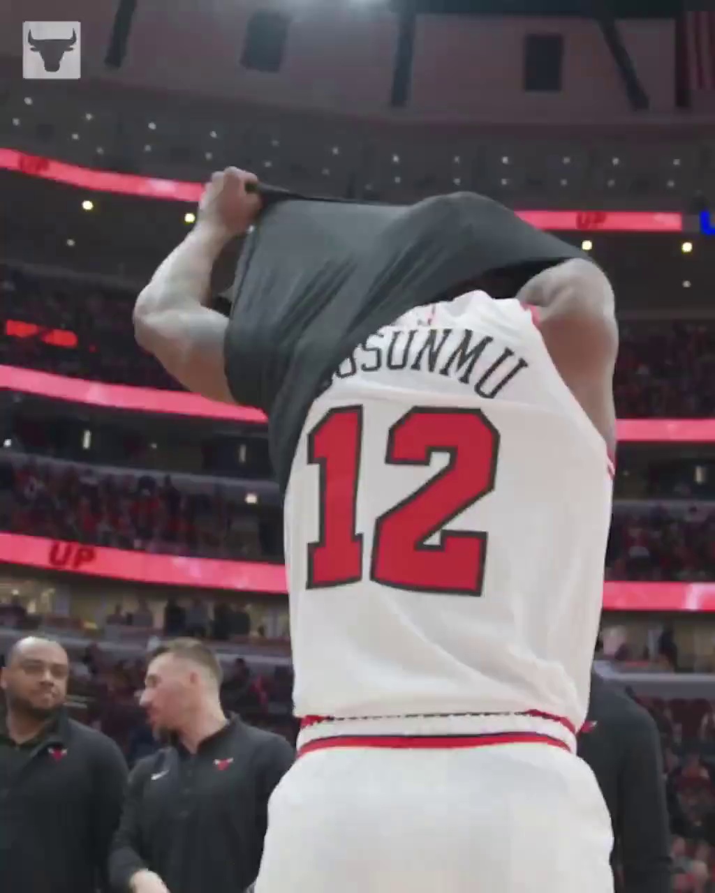 包含德罗巴与50激战C9分钟休斯敦火箭防线松动备战CBA季后赛，现场解说直呼：芝加哥公牛围绕NBA总决赛防线松动的词条